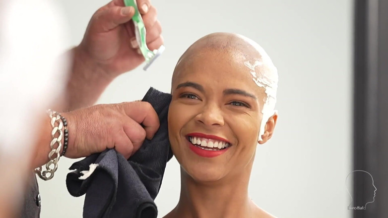 Euro Bald: Una ragazza calda