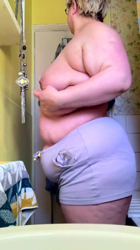 bbwbootytyful脱衣舞在浴室淋浴手淫
