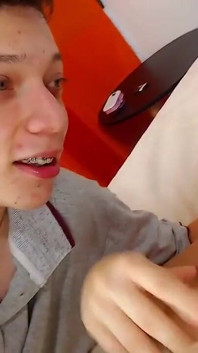 De Tieten Van Mijn Stiefmoeder in Haar Bed Zuigen