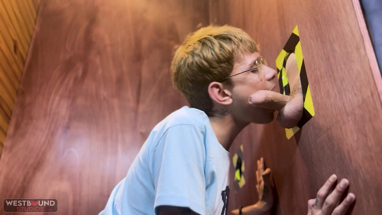 Latin Twinks: Марко Самуэль удовлетворяет свое желание орального секса в интенсивную ночь у глорихола.