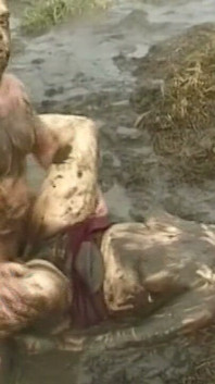 Zralá brunetka MILF je tvrdě ošukána v bahně