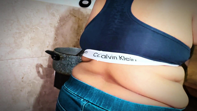 Aria Mia: Ranní rutina uber řidiče začít vařením v kuchyni po šukání spolubydlícím