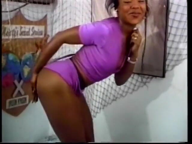 Best Butts: Cewek sange kulit hitam ini ngasih kesenangan sama cowok kulit...