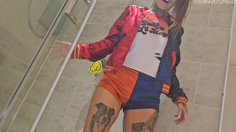 Yourfavecumslut: 내 할리 퀸 의상을 통해 오줌 싸기