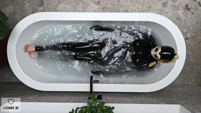 Lizanne: Latexpuppe in Der Badewanne
