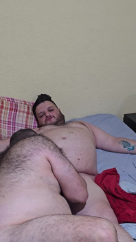 Vier behaarte bären füllen den arsch einer molligen mit sperma