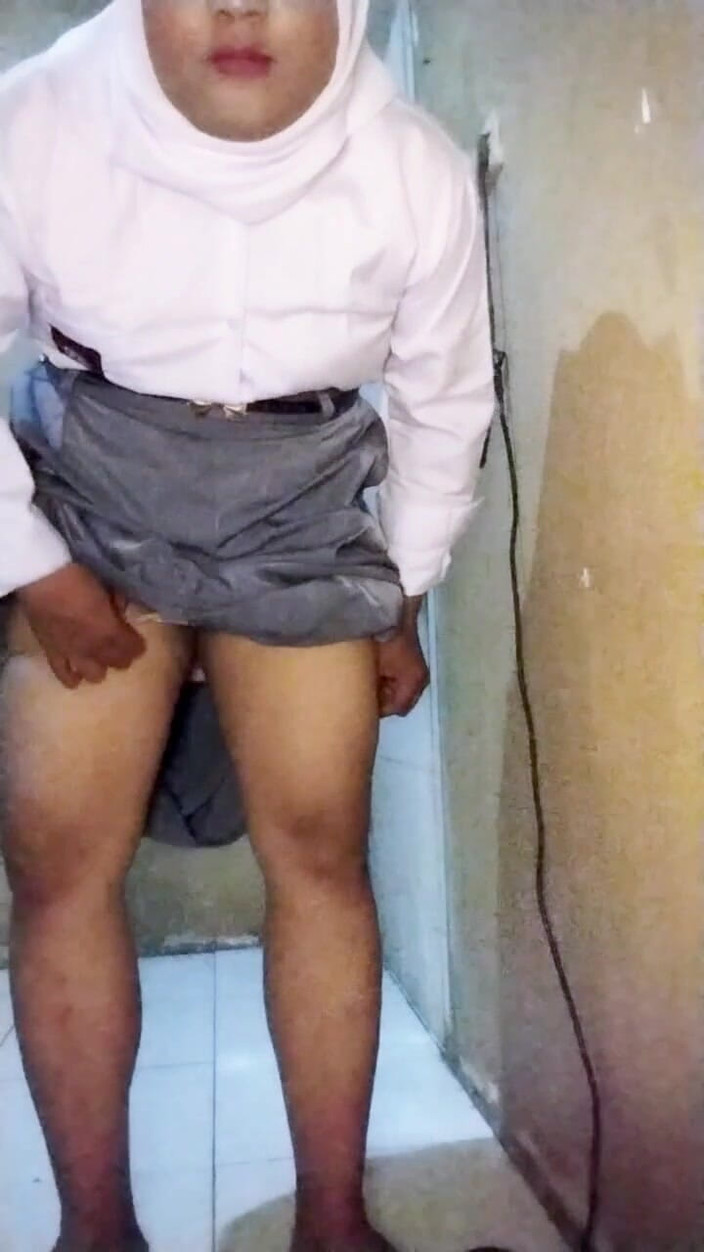 Ivvy Crossdresser: Hijab Waria usa uniforme de secundaria (otra vez), cumple las fantasías...