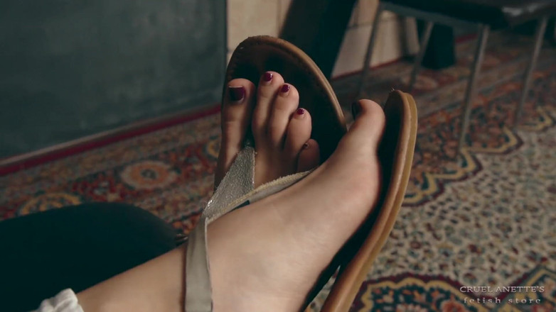 Cruel Anettes fetish world: Sandals cleaner