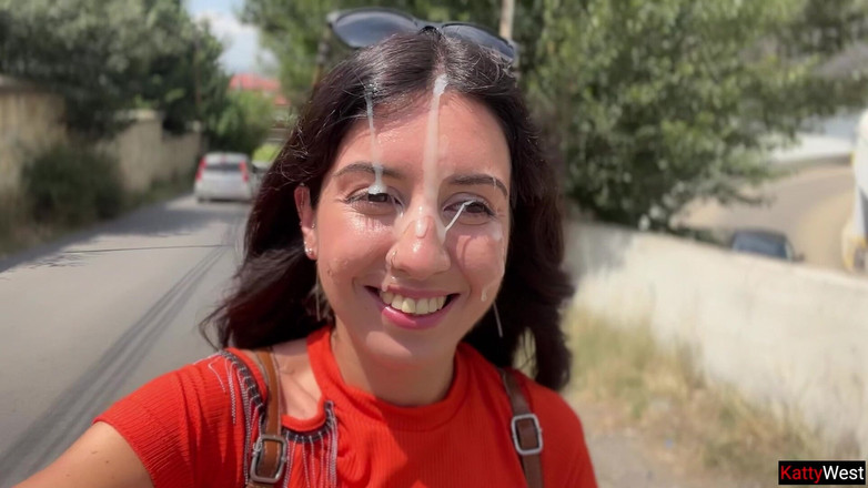 Katty West: एक अजनबी और पागल शॉट के साथ झाड़ियों में जनता उसके चेहरे पर चलते हैं