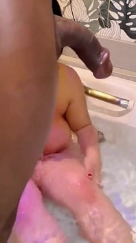 Zayra Pink ve vaně nahá, nemůžu to vzít a přiměl jsem ji k kojení