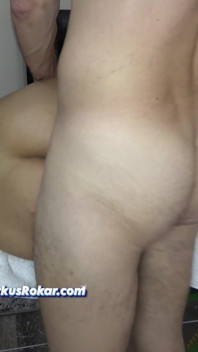 Masseur Reibe Seinen Schwanz Zuerst an Meinen Breiten Hüften. Mein Arsch Klatscht, Während Er Mich Auf Dem Massagebett Fickt