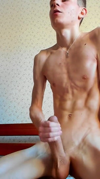 Schattige jongen komt prachtig klaar