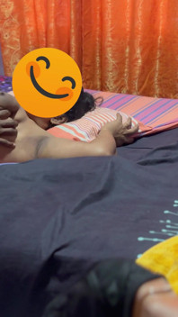 Aku lagi asik ngentot dan mainin toket besar ibu-ibu menyusuinya