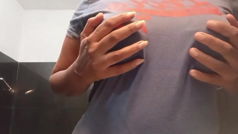 Anne White: スリランカ女優が大きな胸とジューシーな膣を持つバスルームで楽しんでる