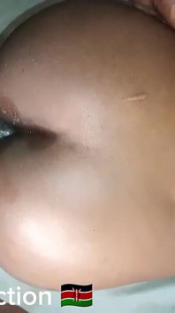 Geiles schwarzes schätzchen mit Öl auf ihrem großen runden arsch wird gefickt - schwarzer porno
