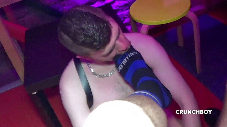 FETISH BDSM STUDIO: Spor ayakkabıyla yumruk sokma ve boyun eğme