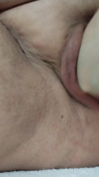 하드코어 솔로 피스팅 깊숙한 손과 격렬한 오줌 오르가즘
