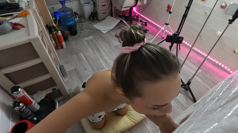 misss_vikki: 간식이 예상보다 커서 벽에 구멍이 뚫리는 것