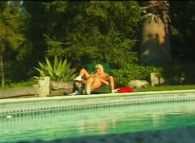 Lesbo Tube: Loiras lésbicas lambendo buceta e vibrando na piscina