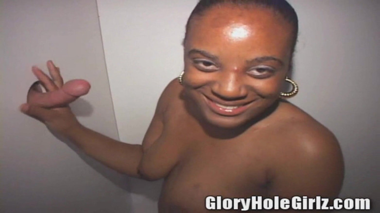 Glory Hole Girlz: Gadis nakal kulit hitam dengan memek berjanggut lagi asik nyepong...