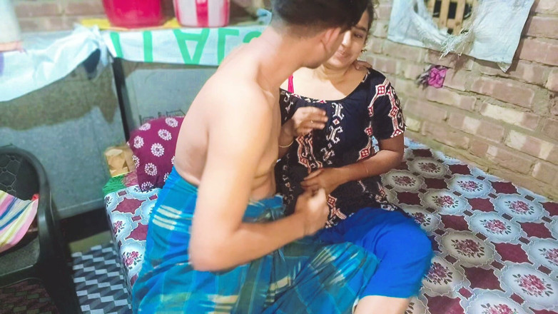 Couple sexy87: เขาสอดควยเข้าไปในหีน้องสาวของเขาอย่างดีและเจ็บขณะที่เขาเย็ดเธอ