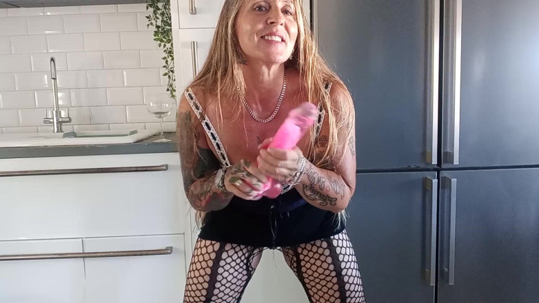 Kitty James: Roze speeltje spuiten en drinken