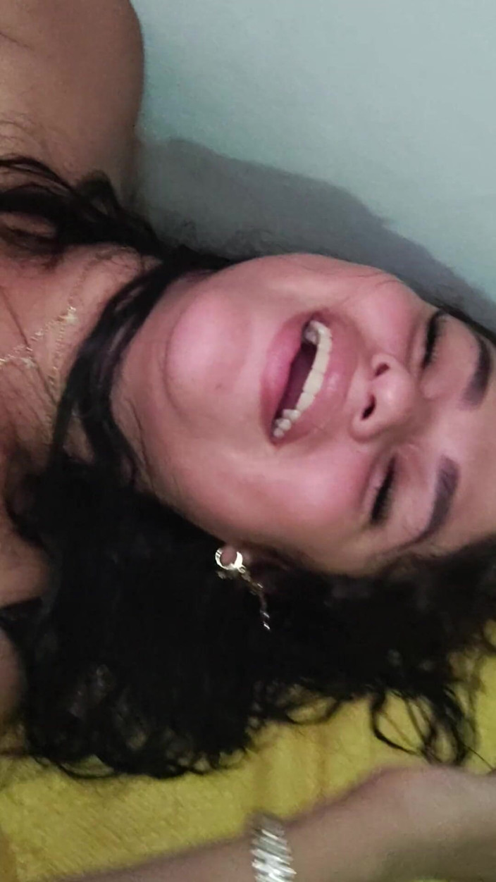 AngyAmazon: ほぼ手全体で私のマンコに荒い指を叩く
