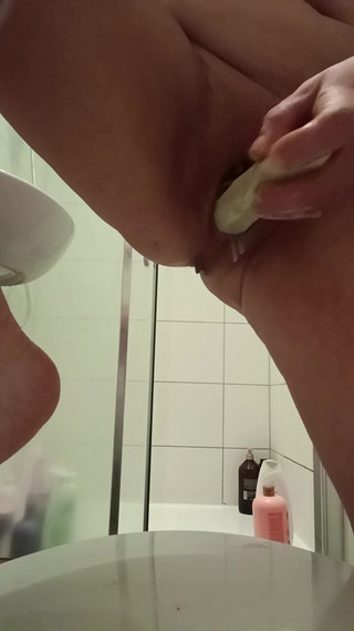 Dirty Milf: Melancap dengan timun