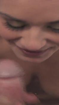Charley Chase, uma namorada latina prostituta com tatuagens sensuais e cabelo morena cavalga um pau duro com sua buceta