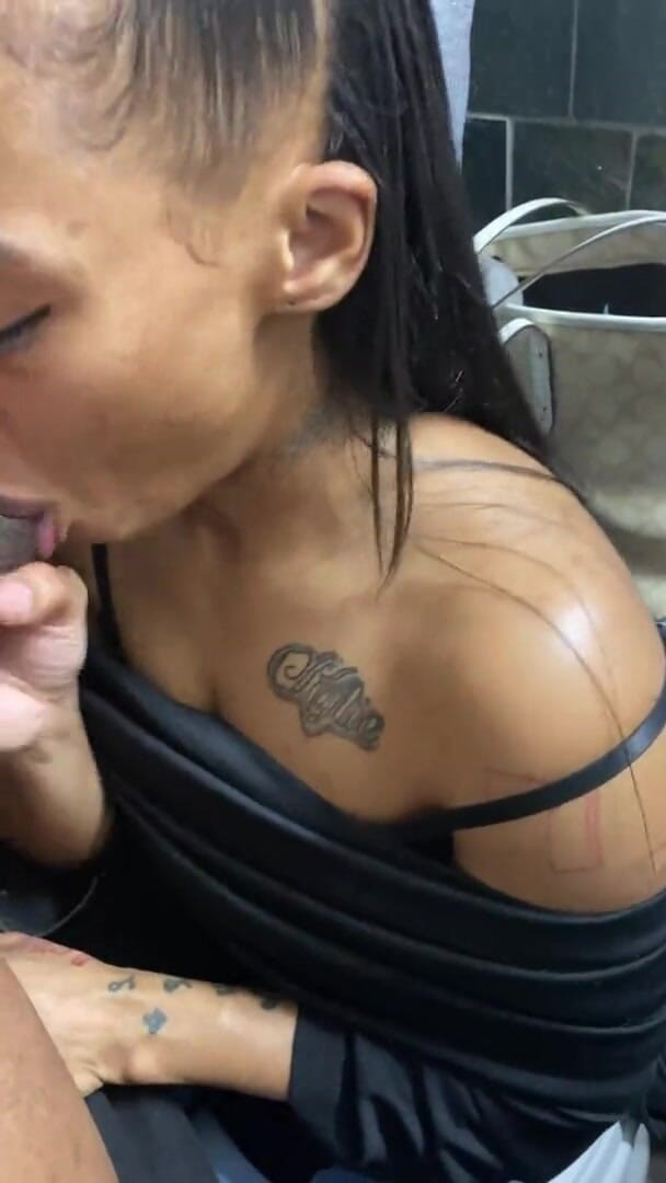 SexLoveRed: Roztomilá Ebony saje oříšek z ptáka