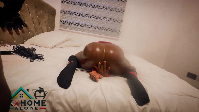 Home Alone: Puta Anal Sumisa En Medias De Red Roja Encadenada Y...