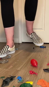 Zal het komen!? Reuzinnen voeten versus ballonnen op blote voeten, sandalen, bestelwagens vernietiging
