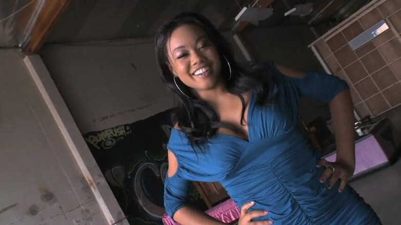 Black Magic Babes: Ebony Darling remaja sedang mencari beberapa barangan panas