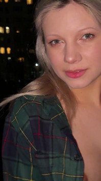 Blondă fumătoare cu fumatul liber în public!