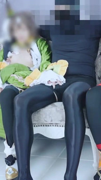 Femeie adultă costumată face sex în trei cu doi parteneri, scenă de grup