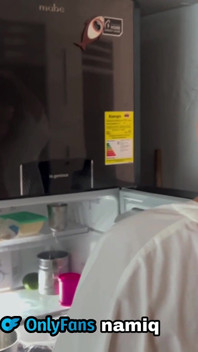 Nami je uvězněna v lednici a její hloupý nevlastní bratr ji šuká
