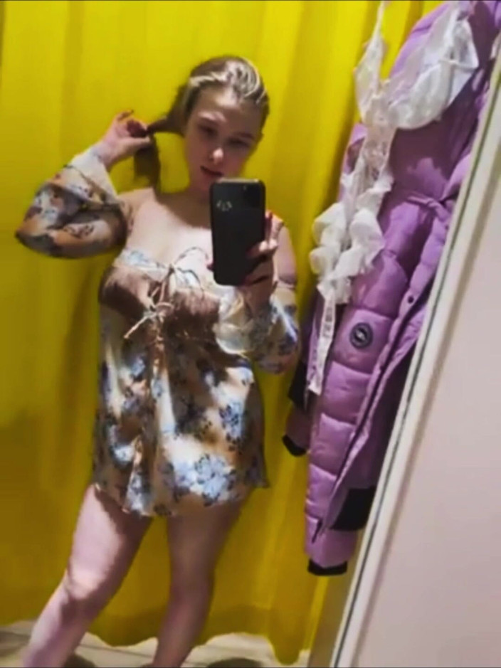 JuiceLussie: Veřejná masturbace v šatně