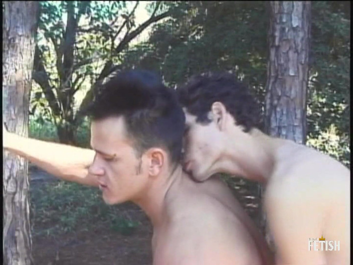 Gay Diaries: 숲에서 후장을 핥고 따먹히는 근육질의 게이