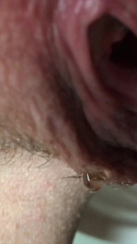 La moglie mi ha permesso di guardare la sua figa spalancando, per la quale riceve un enorme carico di sperma dentro. Primo piano