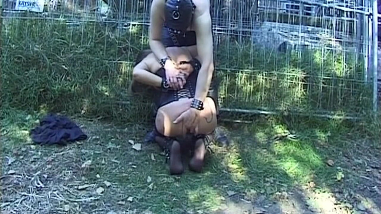 THAGSON ONLY: Reife leder-MILF lutscht schwanz und bückt sich dann