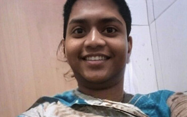 Curvy_Nandhana: 漂亮的人妖为了快乐插入玩具。