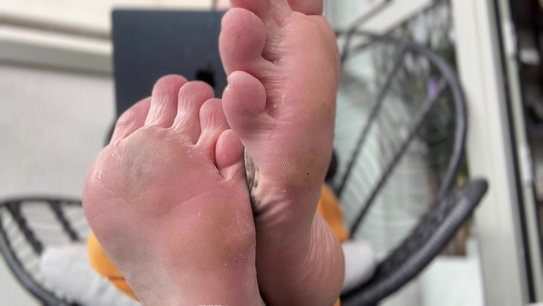 Miss Valentina: Menyembah kaki bodoh