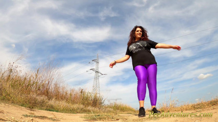 Pee Adventures: khoobsoorat vishaalkaay mahila peshaab karti hai aautdor hot din men...