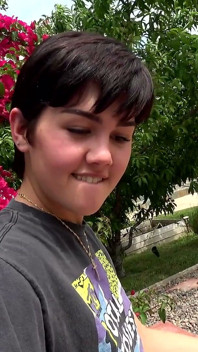 Daisy Taylor suge o pulă în aer liber