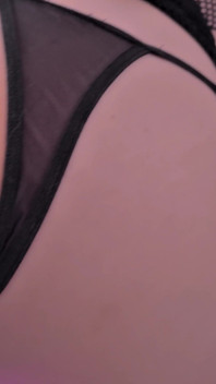 Sexy ragazza seduce per sesso in lingerie nera in calze a rete. Cazzo pompino e cazzo di figa rosa