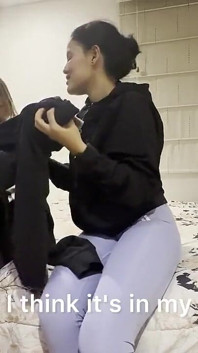 Dos Chicas Llegan Del Gym Sudorosas, Se Quitan La Ropa Y Huelen Todo Su Cuerpo Hasta Tener Un Orgasmo