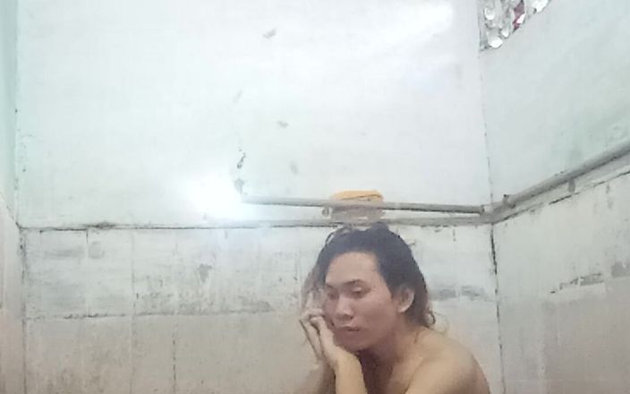 Reyna Alconer: Si cantik cantik di kamar mandi