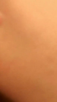 Rubia nena con dedos y juguetes en su mojado coño al éxtasis