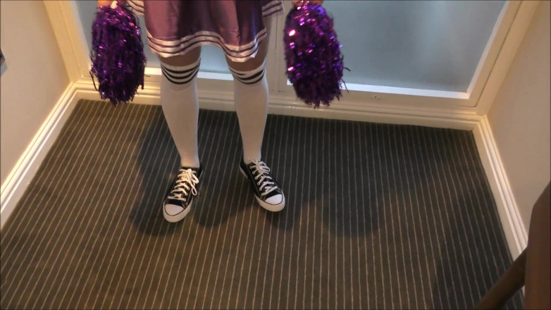 Mxtress Valleycat: Cheerleader probiert aus
