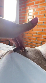 Dům a on mě nechal o samotě. Chtěla jsem masturbovat a odejít z postele absolutně promočená mými tekutinami, Hehehe